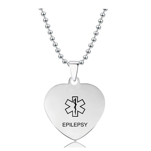 Detalle del collar médico de acero inoxidable en forma de corazón con logo de epilepsia