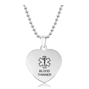 Primer plano de collar médico en forma de corazón con grabado de Blood Thinner