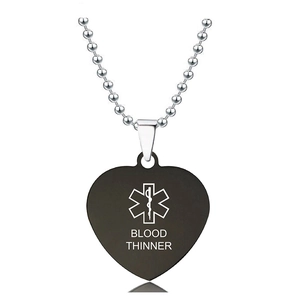 Detalle del colgante médico de corazón negro con grabado Star of Life y Blood Thinner