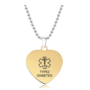 Vista de detalle del colgante de corazón dorado con grabado negro de Type 2 Diabetes