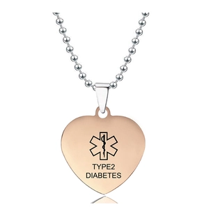 Detalle del collar médico con forma de corazón en oro rosa para alerta de diabetes tipo 2