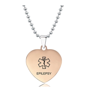 Detalle del colgante médico de corazón con grabado de Epilepsia en acabado de oro rosa