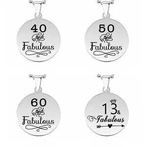 Détail de quatre pendentifs en métal poli avec slogans d'anniversaire gravés