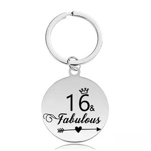 Détail du porte-clés en acier inoxydable avec gravure 16 and Fabulous et motif couronne