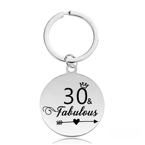 Détail du porte-clés en métal argenté gravé 30 and Fabulous pour un cadeau d'anniversaire