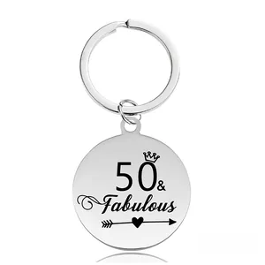Détail macro du porte-clés en acier inoxydable poli avec gravure 50 and Fabulous pour anniversaire