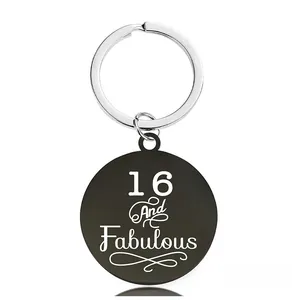 Détail du porte-clés d'anniversaire noir mat avec texte 16 And Fabulous gravé