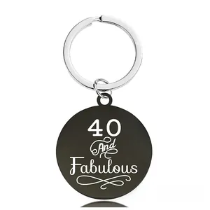 Porte-clés en acier noir poli avec message d'anniversaire 40 and Fabulous gravé dessus