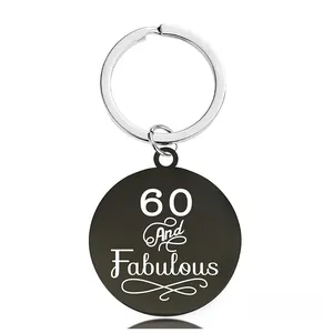Détail du porte-clés noir gravé 60 And Fabulous pour cadeau d'anniversaire