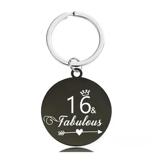 Détail macro du porte-clés en métal noir avec gravure 16 et Fabulous et anneau argenté