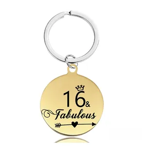 Détail du porte-clés doré 16 & Fabulous avec gravure de couronne pour cadeau d'anniversaire