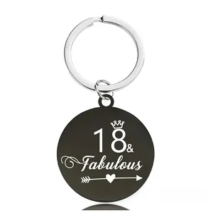 Détail du porte-clés d'anniversaire noir mat gravé 18 and Fabulous avec couronne