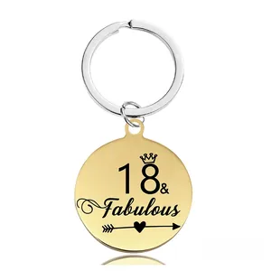 Détail du pendentif doré 18 & Fabulous sur un porte-clés argenté pour cadeau de 18 ans