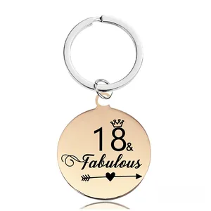 Vue détaillée du porte-clés d'anniversaire en or rose avec gravure 18 et Fabulous chic