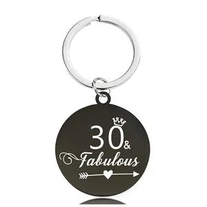 Détail macro du porte-clés noir avec gravure 30 & Fabulous et petit symbole couronne