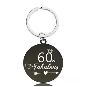 Gros plan d'un porte-clés 60 & Fabulous en métal noir avec couronne et cœur