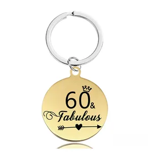Détail d'un porte-clés doré avec message gravé 60 and Fabulous pour anniversaire
