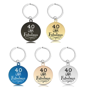 Cinq porte-clés en métal de couleurs variées gravés avec le message 40 and Fabulous