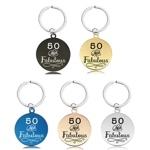 Lot de porte-clés 50 And Fabulous en métal poli disponibles en cinq couleurs élégantes