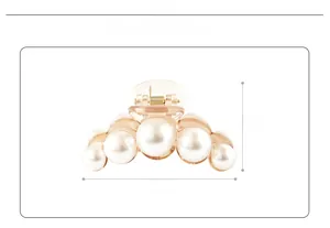Détail d'une pince à cheveux en résine ambrée transparente avec perles et ressort