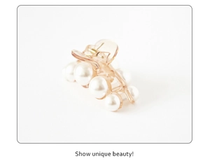 Détails de la pince à cheveux en acrylique ambre ornée de perles dégradées