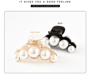 Détails de la pince à cheveux en beige clair et noir avec de fausses perles