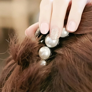 Pince à cheveux élégante avec grandes perles de style coréen sur cheveux longs châtains