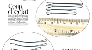 Dettaglio di forcine per capelli nere in tre misure su uno sfondo di rivista francese
