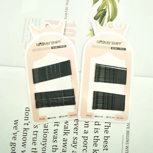 Set di 24 forcine per capelli in metallo nero in stili ondulati e diritti su carta rosa