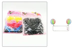 Detail von hochelastischen bunten und schwarzen TPU Haargummis in transparenten Beuteln