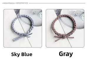 Dettaglio di elastici per capelli intrecciati con fiocchi in azzurro e grigio