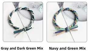 Dettaglio di elastici per capelli intrecciati tricolore in grigio verde e blu kaki