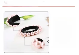 Détail des perles roses sur élastique noir avec gros plan sur la texture