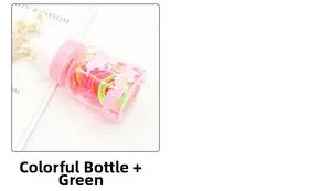 Detailansicht bunter Kinderhaargummis in einer kreativen Flasche in Form eines Milchfläschchens