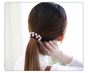 Élastique à cheveux avec perles roses en vue arrière sur une queue de cheval de modèle