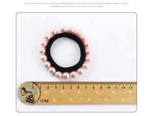 Vue détaillée des perles roses sur élastique noir avec échelle de mesure pour taille