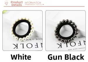Détail de chouchous avec perles blanches et gun black sur des élastiques noirs