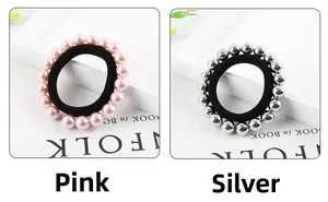 Détail de perles roses et argentées sur des chouchous noirs élastiques en lot de deux