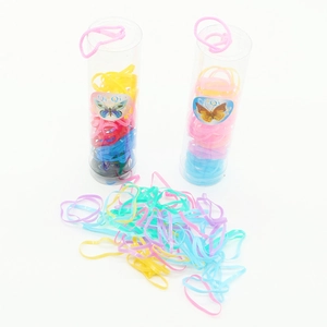Bunte Einweg-Haargummis-Set in tragbarer Plastikflasche mit rosa Tragekordel im Detail