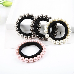 Lot de quatre chouchous élastiques ornés de perles en argent, noir, blanc et rose