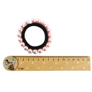 Élastique à cheveux noir orné de perles roses avec règle en bois pour référence de taille