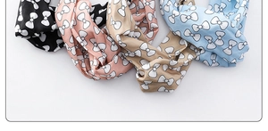 Detail von gedrehtem Chiffon-Stirnband-Set mit minimalistischen Schleifenmustern