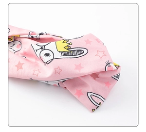 Detail eines rosa Stoffstirnbands mit Kaninchenmustern und geknotetem Design für Mädchen