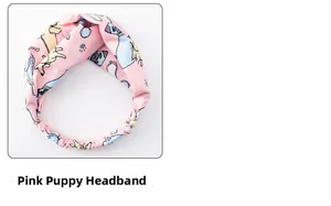 Detailansicht des elastischen Bands am rosa breitkrempigen Hunde-Print-Stirnband