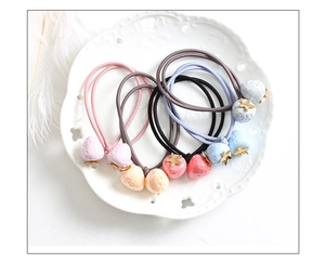 Détails de charms fraise en résine sur des élastiques à cheveux de couleurs pastel