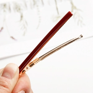 Burgunderroter und goldener minimalistischer Haarclip mit rutschfestem Design für Haare