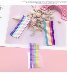 Vue détaillée des barrettes ondulées aux couleurs de bonbons et tons pastel variés