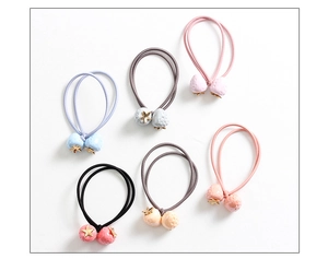 Détail des pendentifs fraise en résine et étoiles sur des élastiques à cheveux colorés