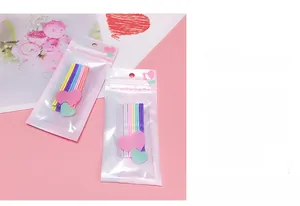 Vue détaillée d'un ensemble de barrettes à vagues colorées dans des sacs en forme de cœur