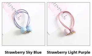 Détail d'élastiques fraise en bleu ciel et lilas avec des feuilles en métal doré